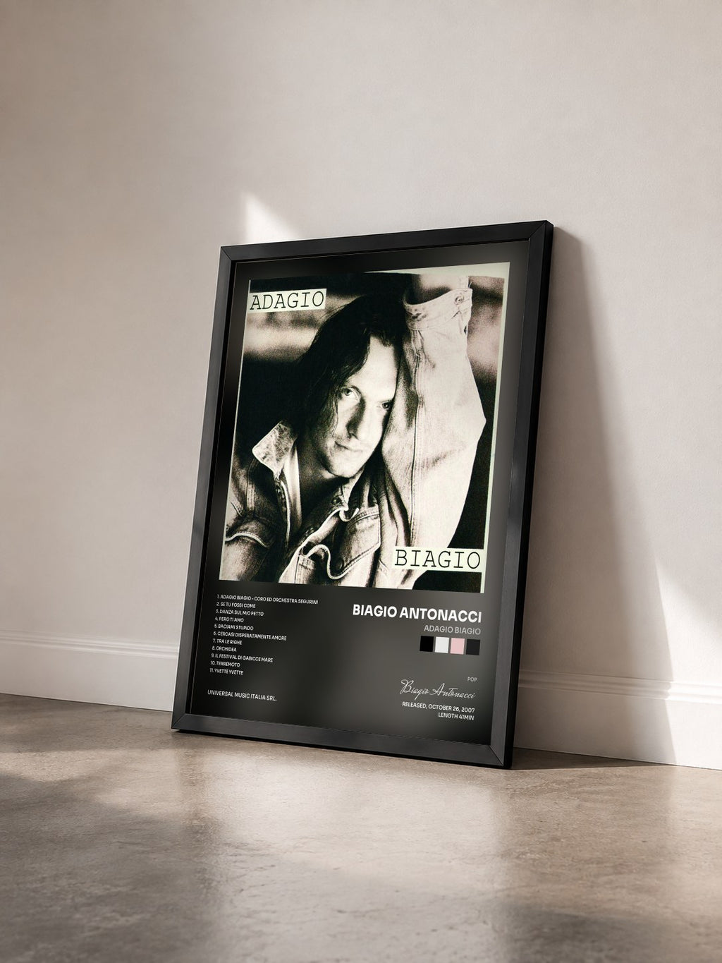 #noir Tableau de l'album Adagio Biagio de Biagio Antonacci vu de trois quarts, cadre noir
