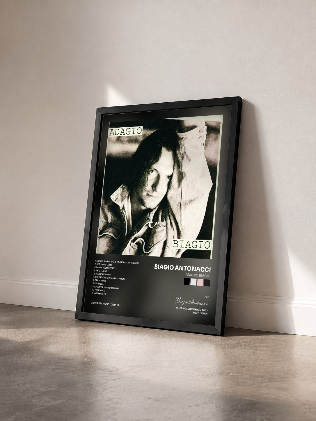 #noir Tableau de l'album Adagio Biagio de Biagio Antonacci vu de trois quarts, cadre noir