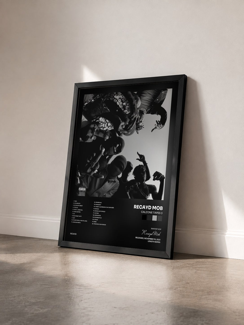 #noir Tableau de l'album Calzone Tapes 3 de Recayd Mob vu de trois quarts, cadre noir