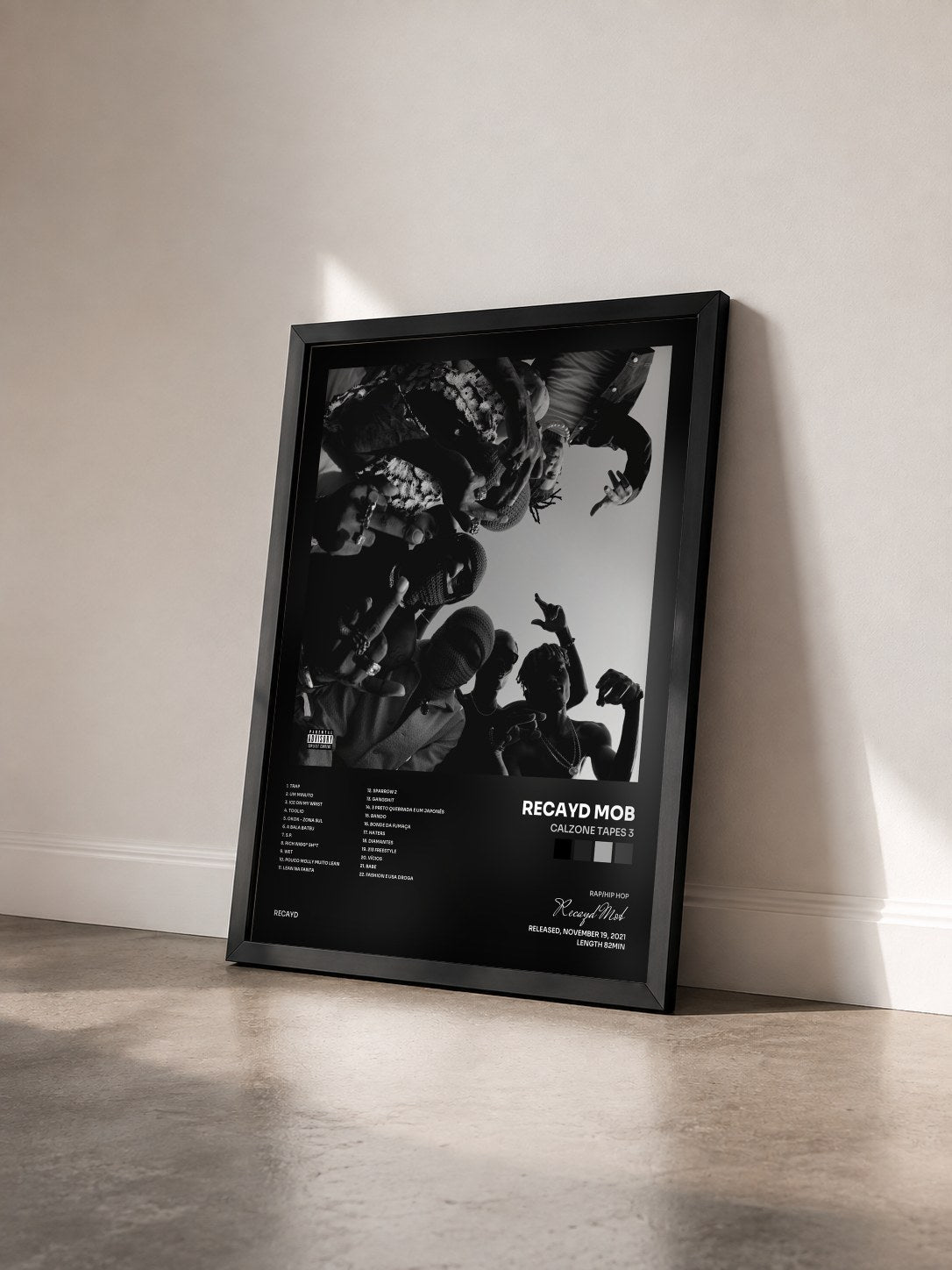 #noir Tableau de l'album Calzone Tapes 3 de Recayd Mob vu de trois quarts, cadre noir