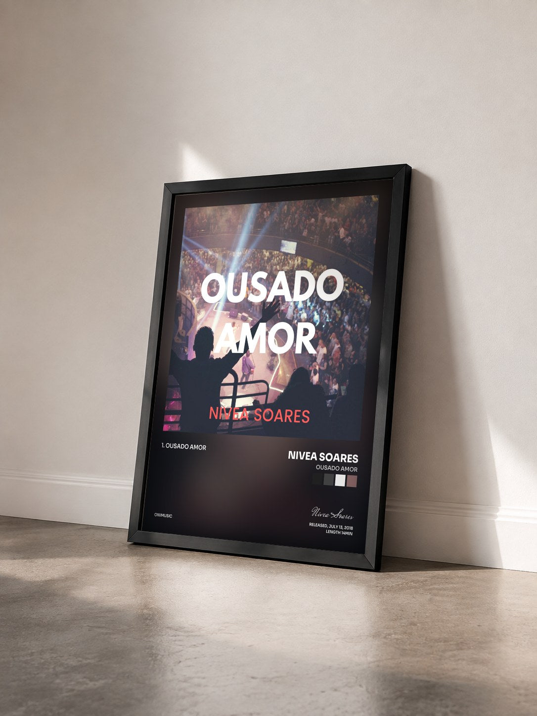 #noir Tableau de l'album Ousado Amor de Nivea Soares vu de trois quarts, cadre noir