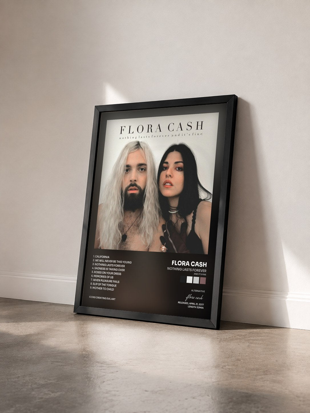 #noir Tableau de l'album Nothing Lasts Forever (And It's Fine) de flora cash vu de trois quarts, cadre noir