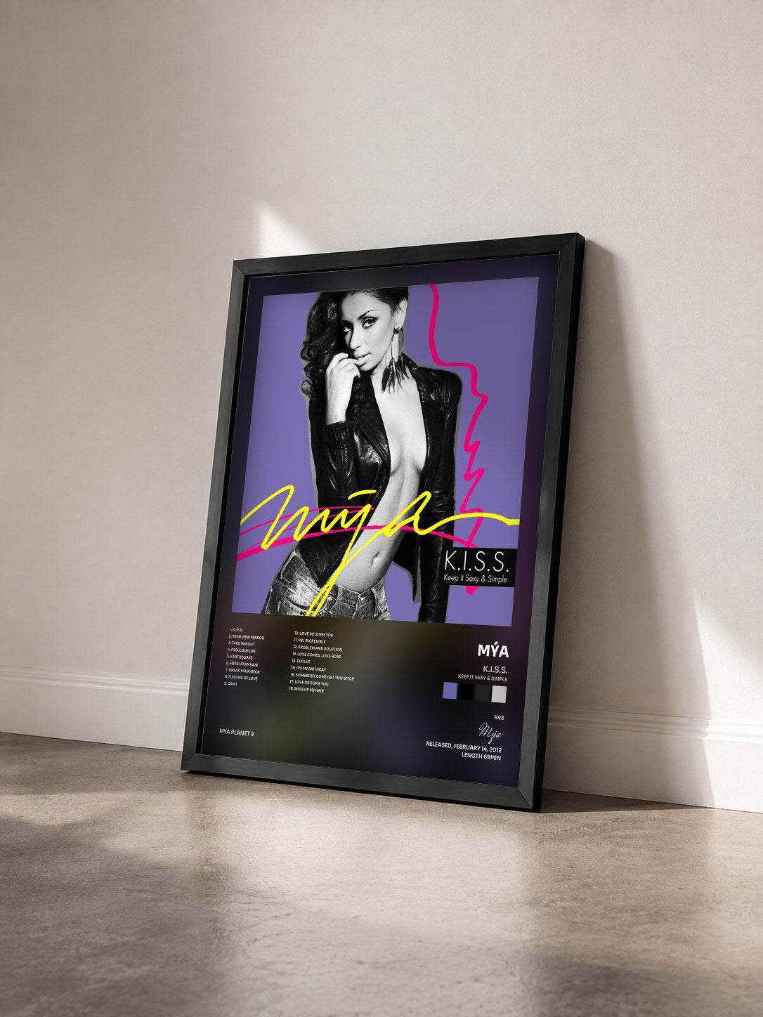 #noir Tableau de l'album K.I.S.S. (Keep It Sexy & Simple) de Mýa vu de trois quarts, cadre noir