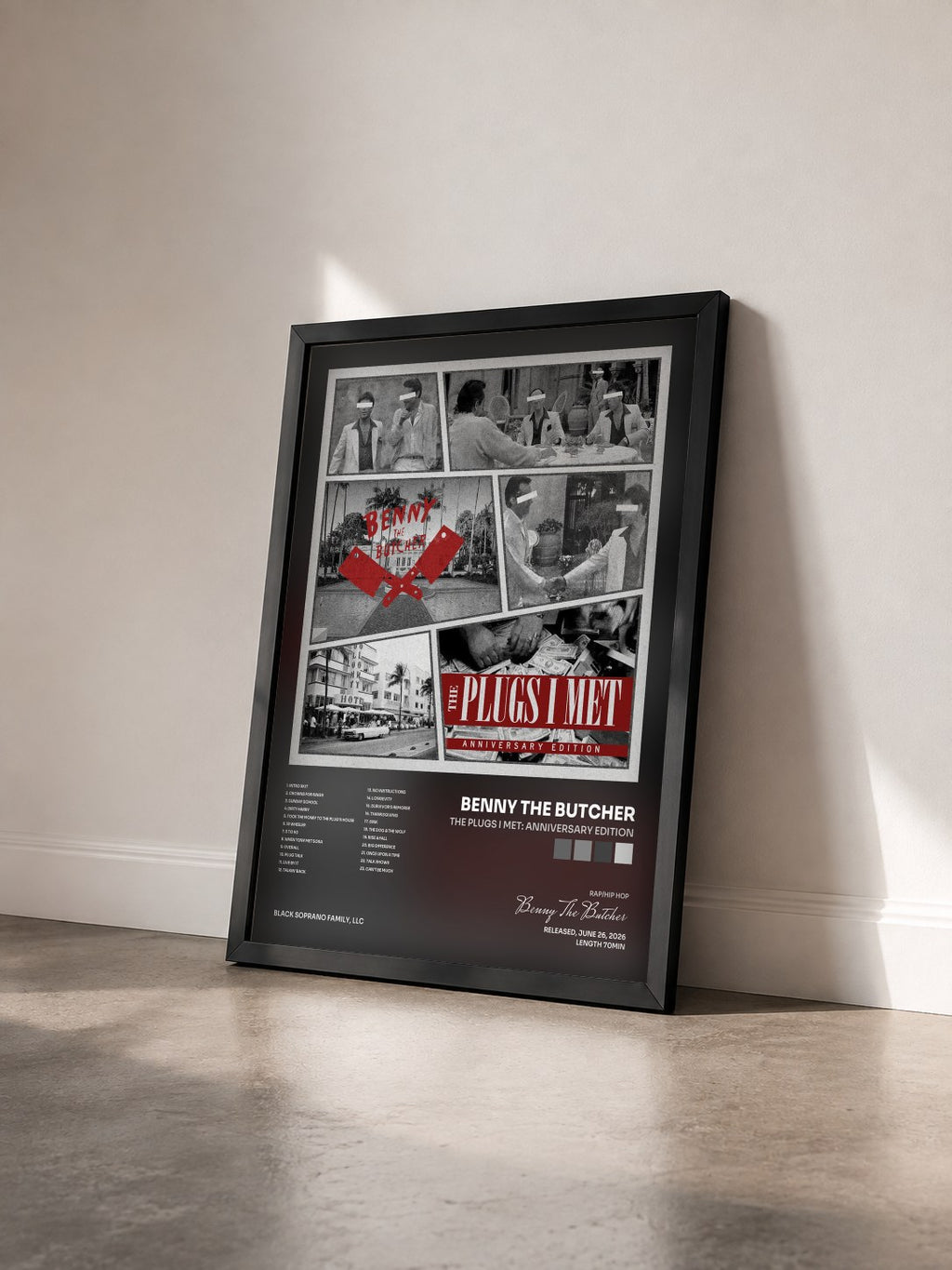 #noir The Plugs I Met: Anniversary Edition von Benny The Butcher als gerahmter Kunstdruck von schräg gesehen, schwarzer Rahmen