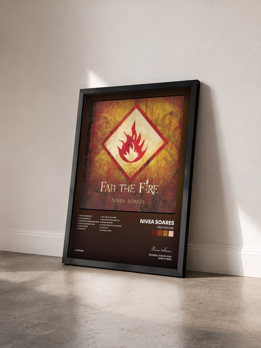 #noir Tableau de l'album Fan The Fire de Nivea Soares vu de trois quarts, cadre noir