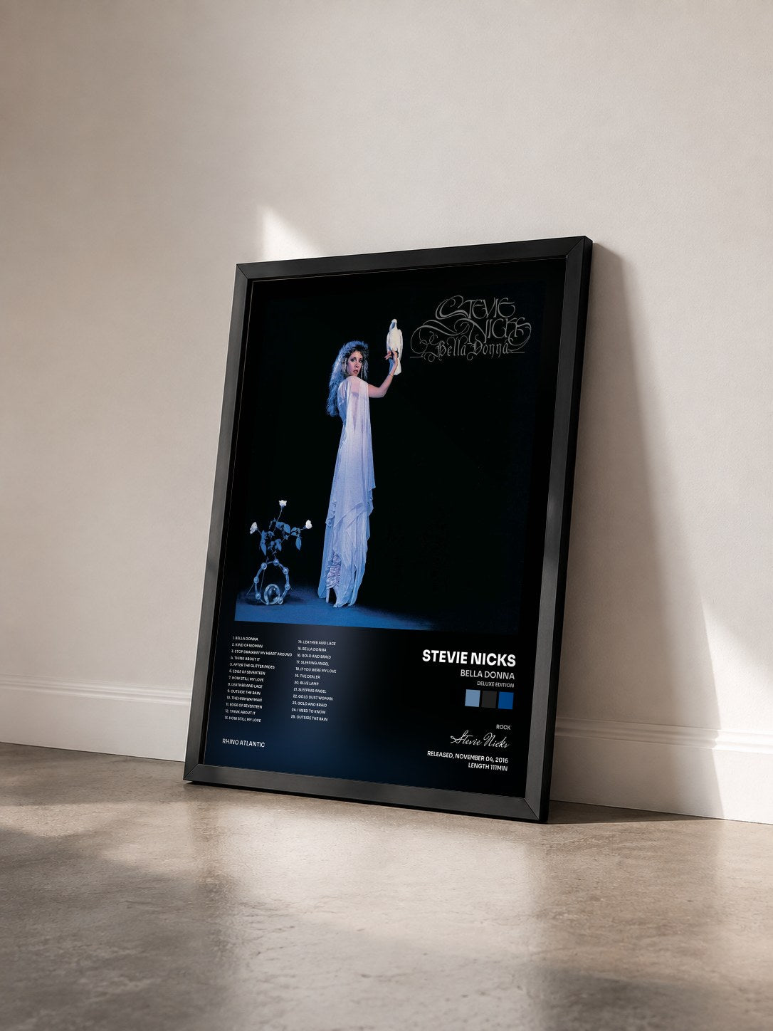 #noir Tableau de l'album Bella Donna (Deluxe Edition) de Stevie Nicks vu de trois quarts, cadre noir