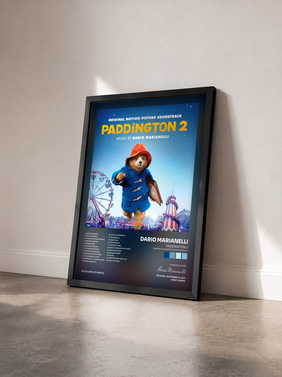 #noir Tableau de l'album Paddington 2 (Original Motion Picture Soundtrack) de Dario Marianelli vu de trois quarts, cadre noir