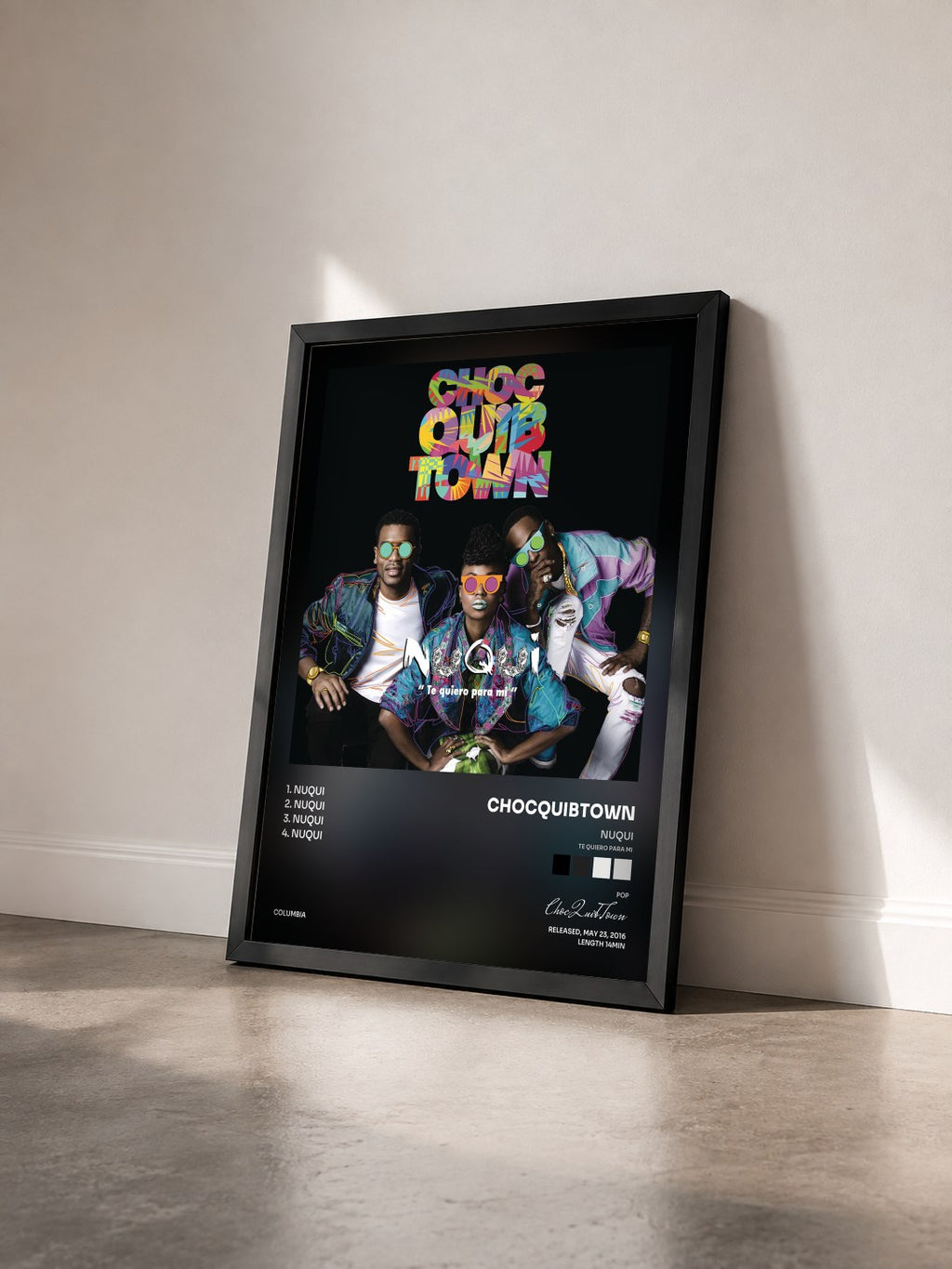 #noir Tableau de l'album Nuqui (Te Quiero Para Mi) EP de ChocQuibTown vu de trois quarts, cadre noir