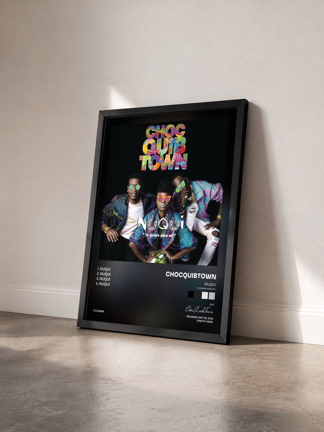 #noir Tableau de l'album Nuqui (Te Quiero Para Mi) EP de ChocQuibTown vu de trois quarts, cadre noir