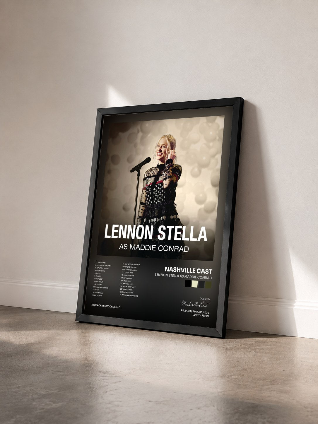 #noir Tableau de l'album Lennon Stella As Maddie Conrad de Nashville Cast vu de trois quarts, cadre noir