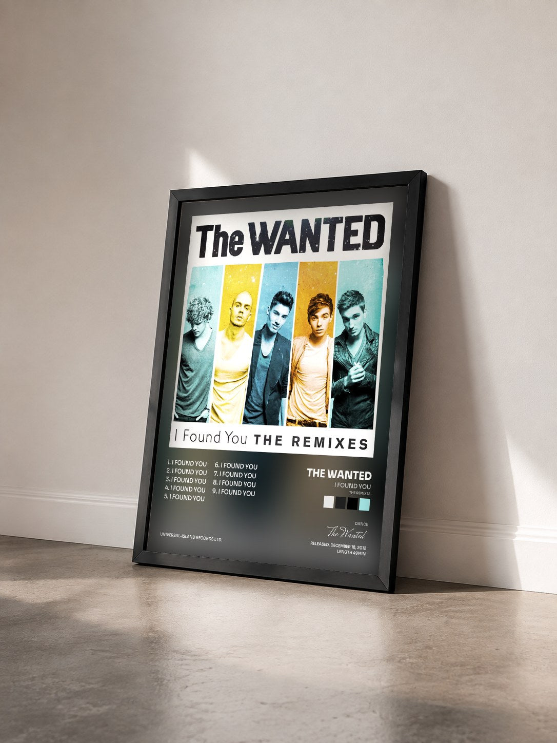 #noir Tableau de l'album I Found You (The Remixes) de The Wanted vu de trois quarts, cadre noir