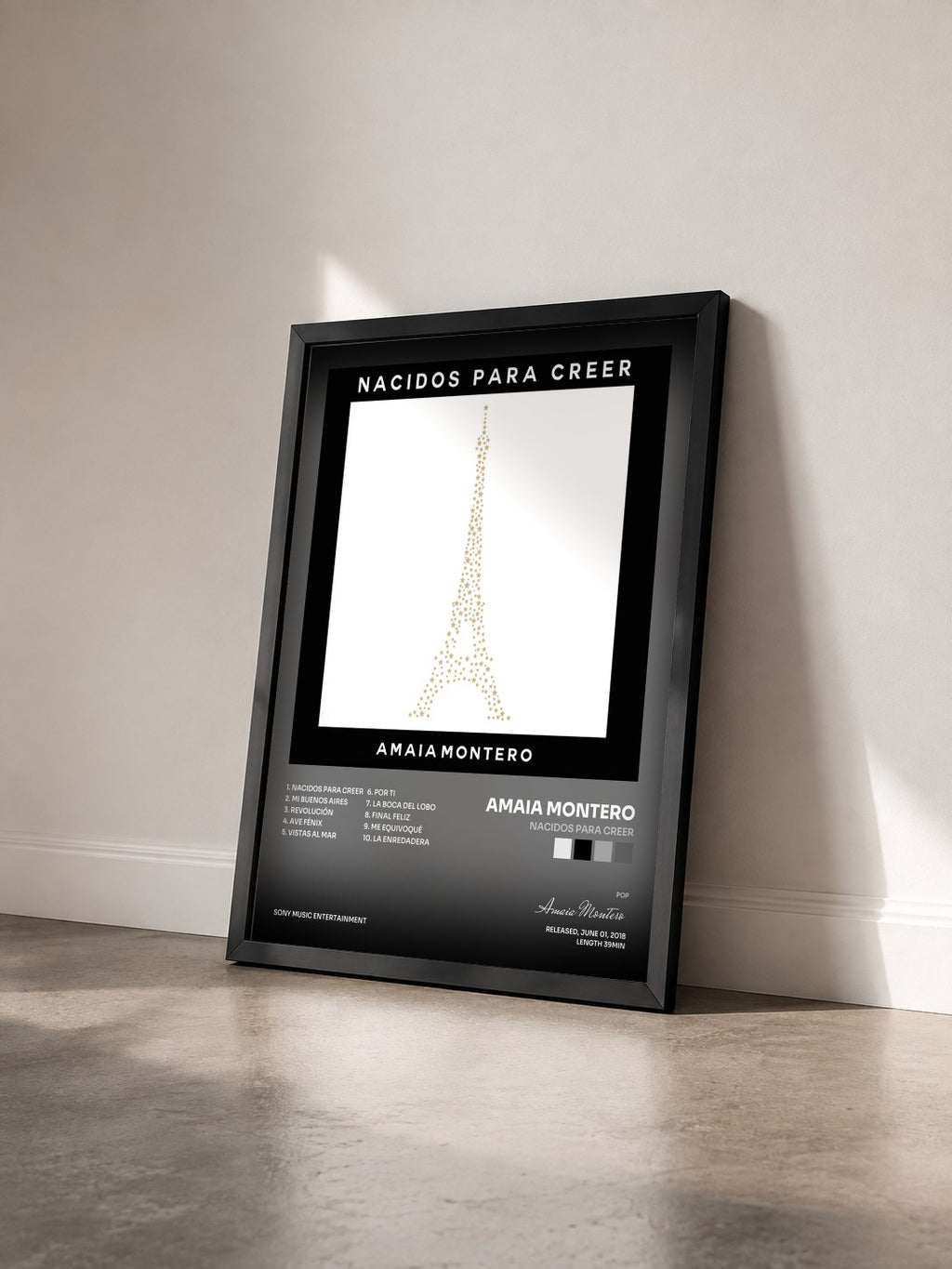 #noir Tableau de l'album Nacidos para Creer de Amaia Montero vu de trois quarts, cadre noir