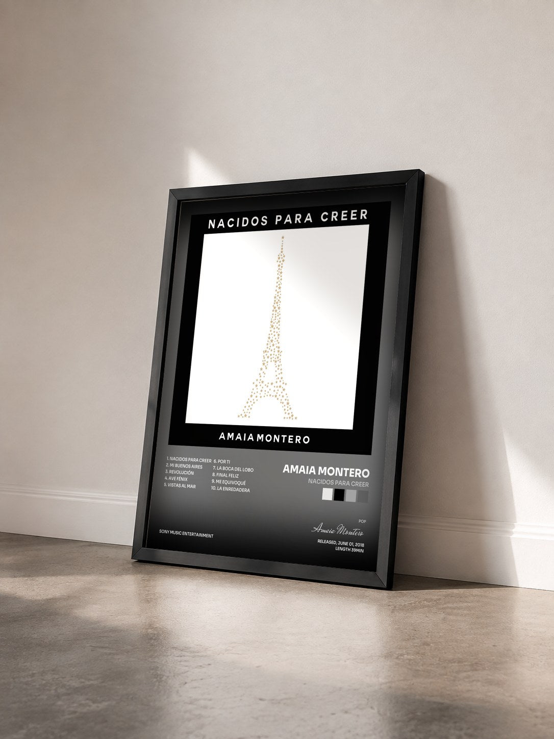 #noir Tableau de l'album Nacidos para Creer de Amaia Montero vu de trois quarts, cadre noir