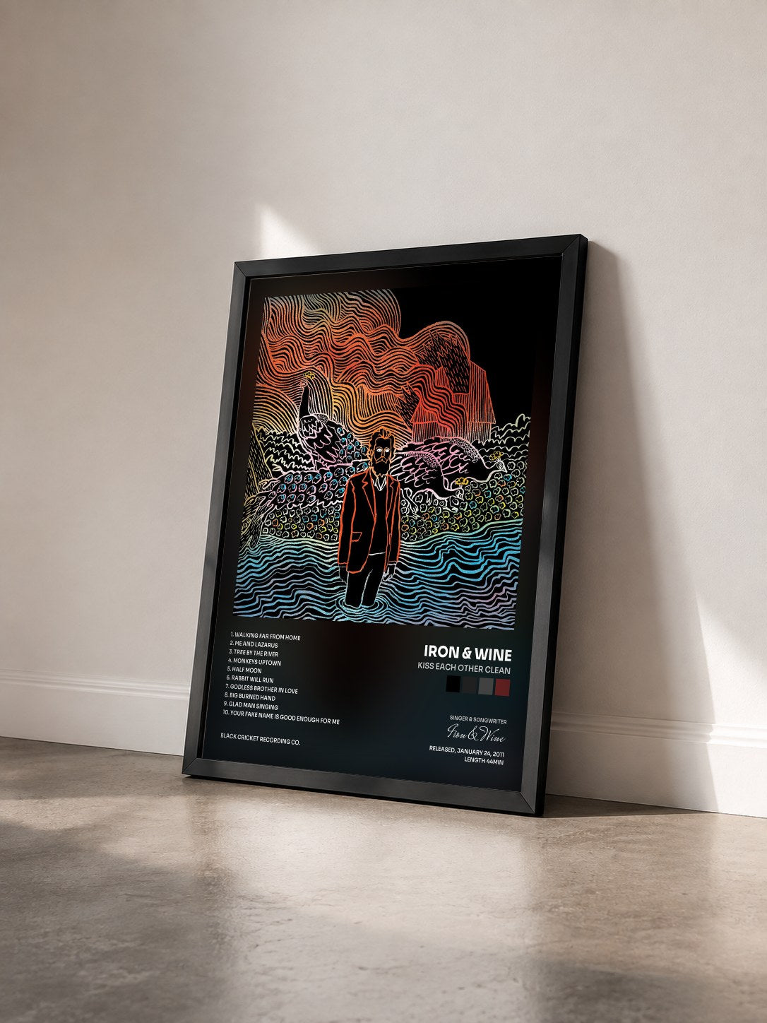 #noir Tableau de l'album Kiss Each Other Clean de Iron & Wine vu de trois quarts, cadre noir