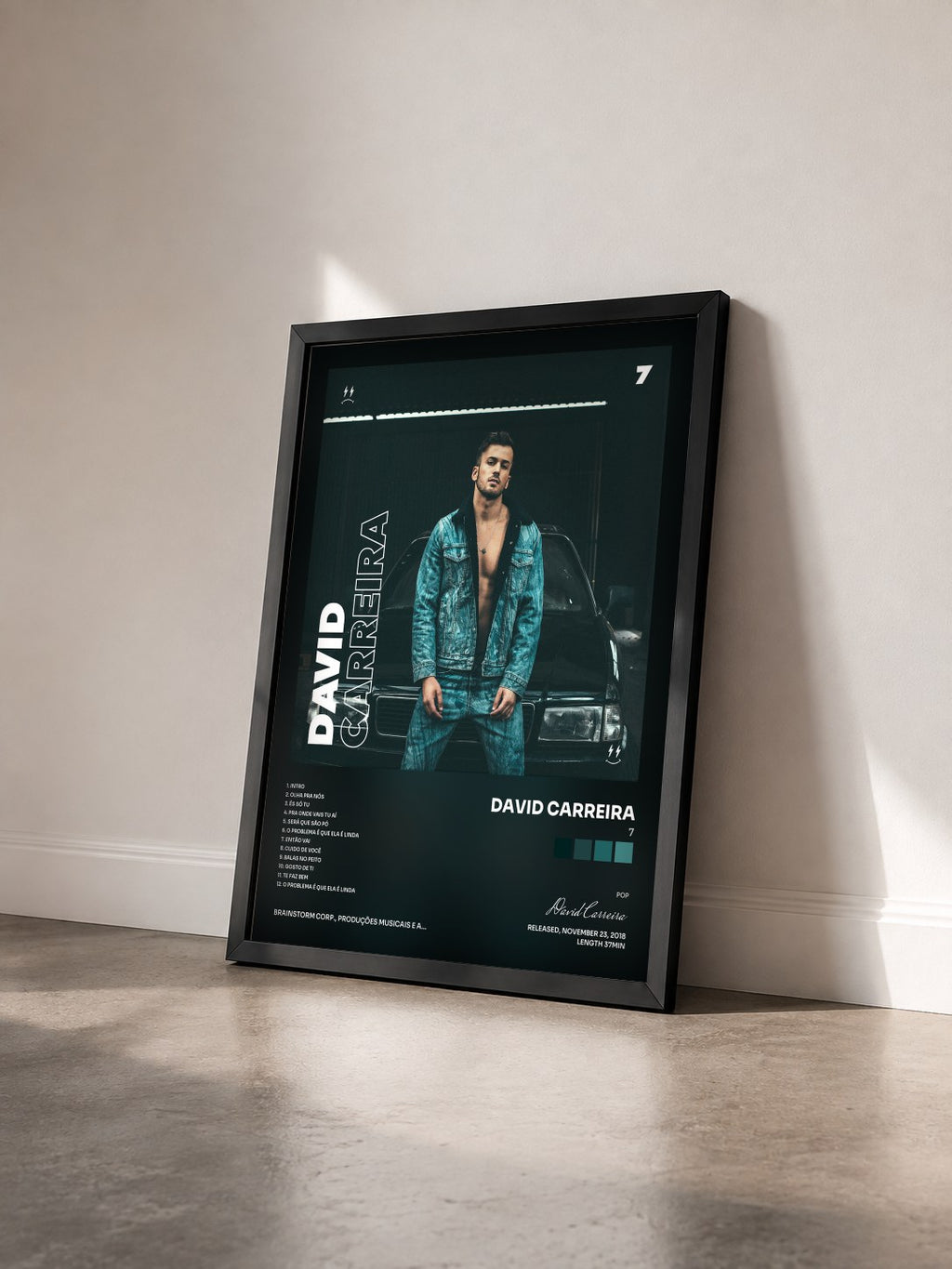 #noir Tableau de l'album 7 de David Carreira vu de trois quarts, cadre noir