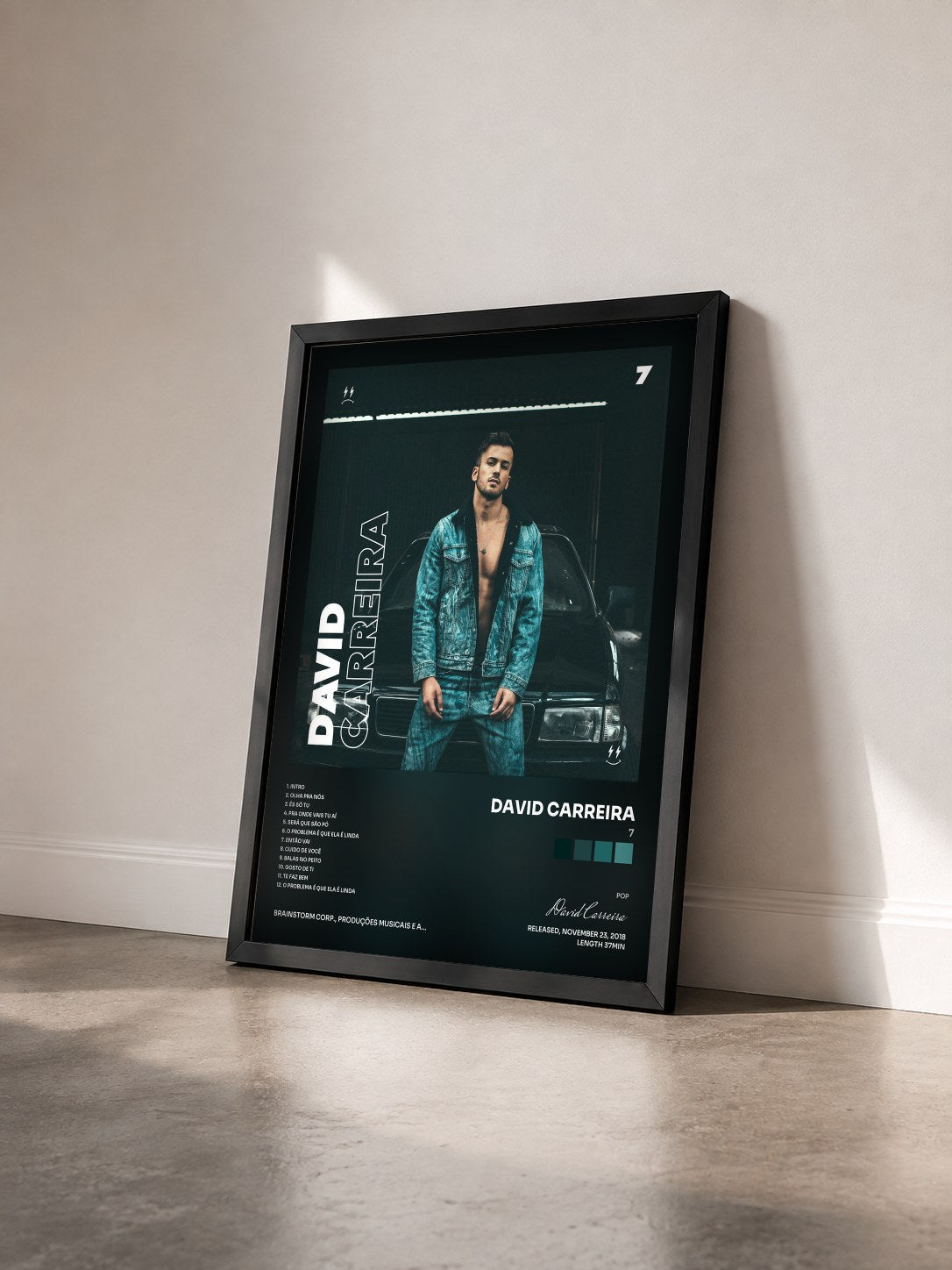 #noir Tableau de l'album 7 de David Carreira vu de trois quarts, cadre noir