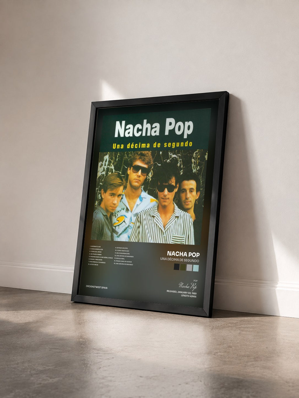 #noir Tableau de l'album Una Décima de Segundo de Nacha Pop vu de trois quarts, cadre noir