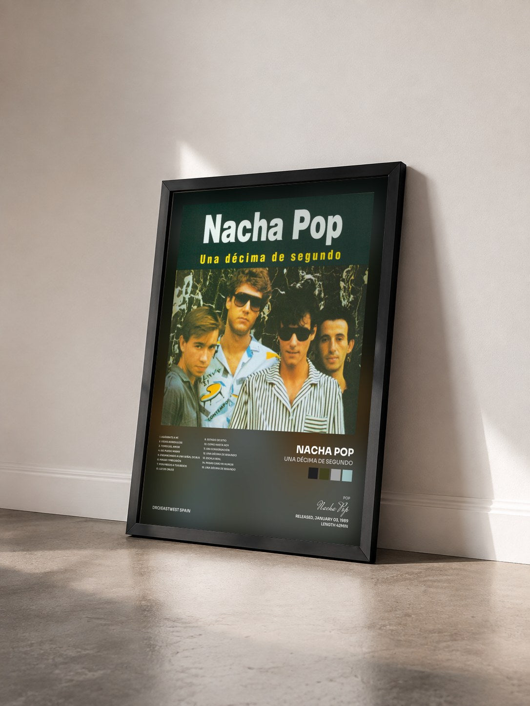 #noir Tableau de l'album Una Décima de Segundo de Nacha Pop vu de trois quarts, cadre noir