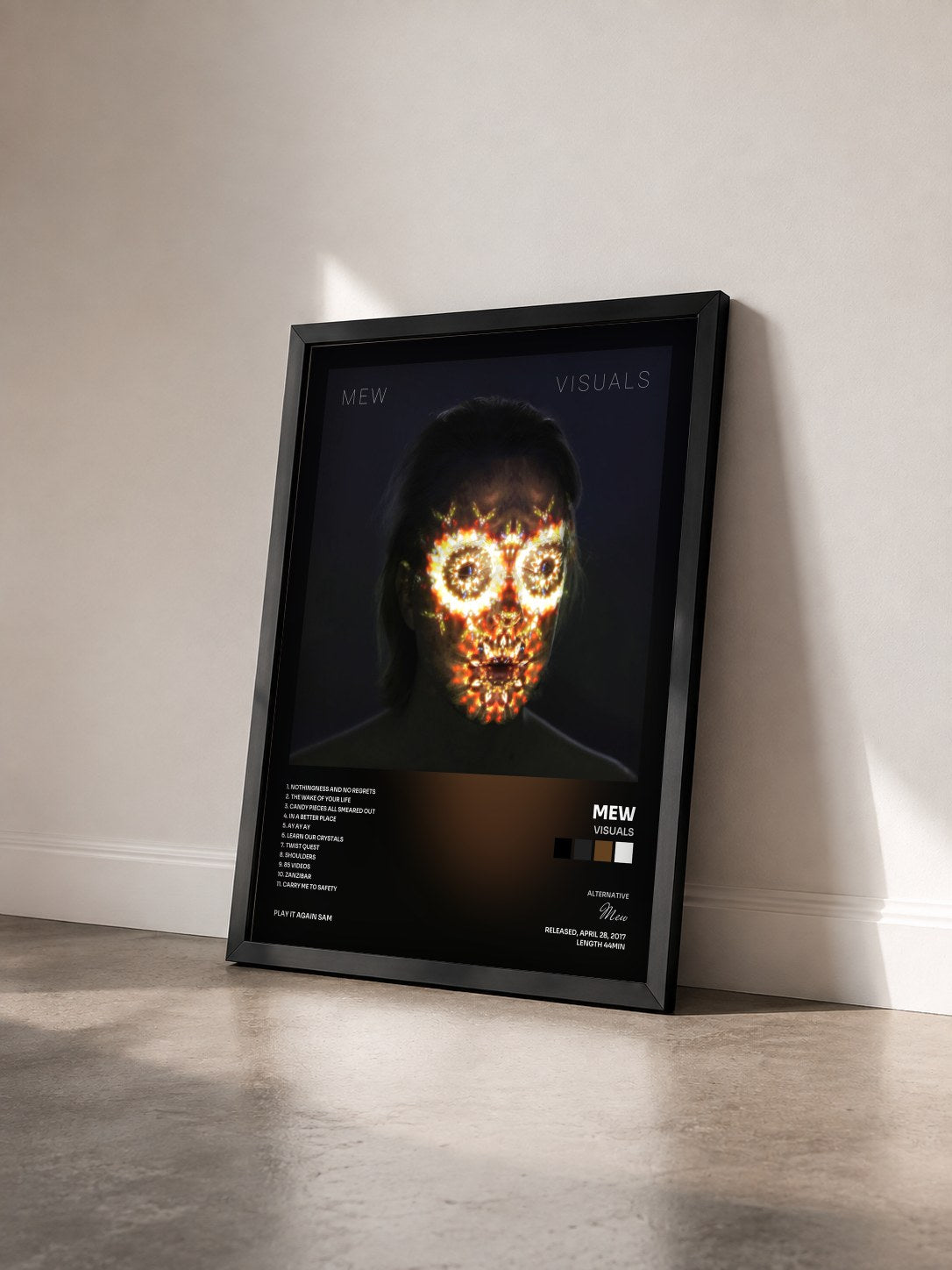 #noir Tableau de l'album Visuals de Mew vu de trois quarts, cadre noir