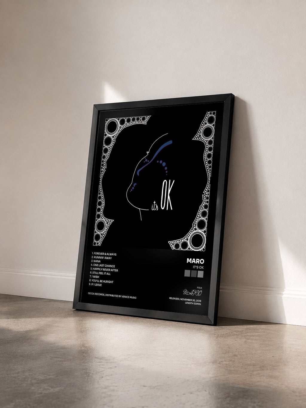 #noir Tableau de l'album it's OK de MARO vu de trois quarts, cadre noir