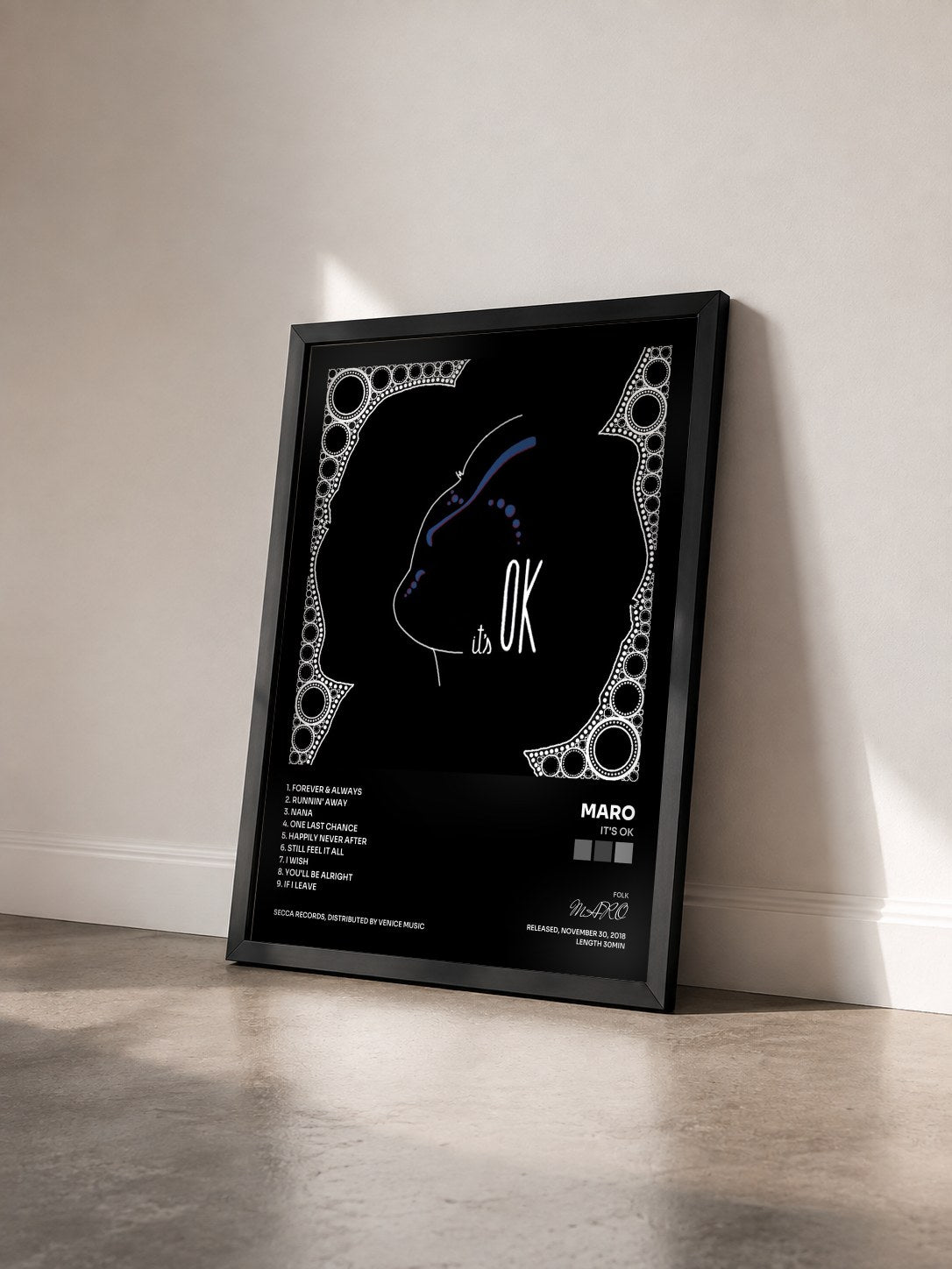 #noir Tableau de l'album it's OK de MARO vu de trois quarts, cadre noir