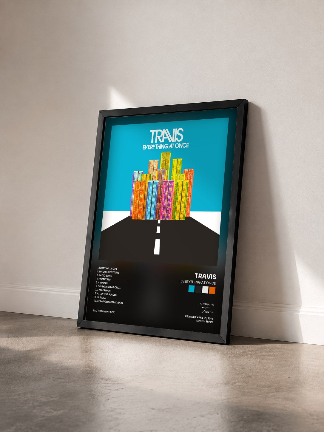 #noir Tableau de l'album Everything At Once de Travis vu de trois quarts, cadre noir