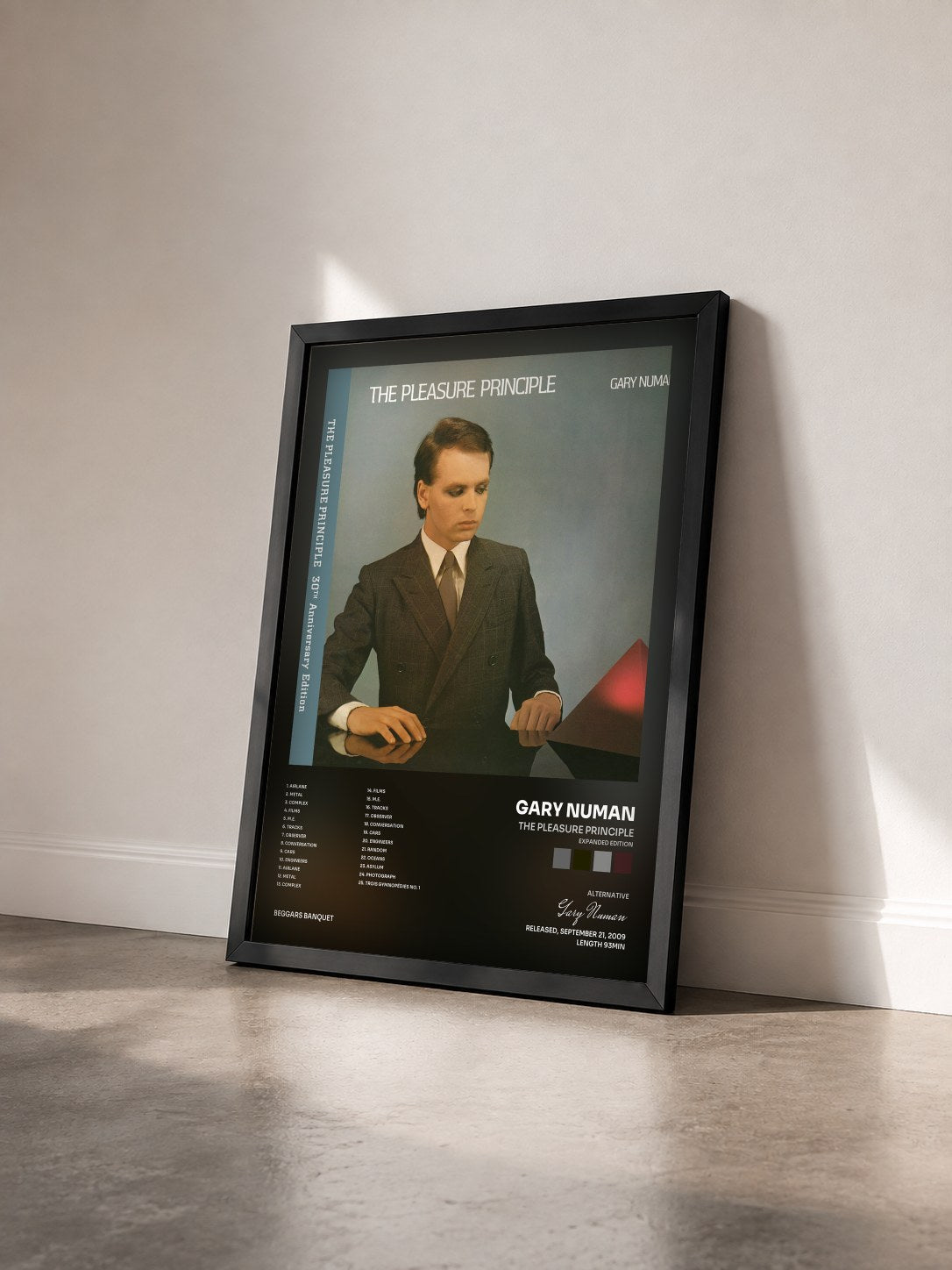#noir Tableau de l'album The Pleasure Principle (Expanded Edition) de Gary Numan vu de trois quarts, cadre noir
