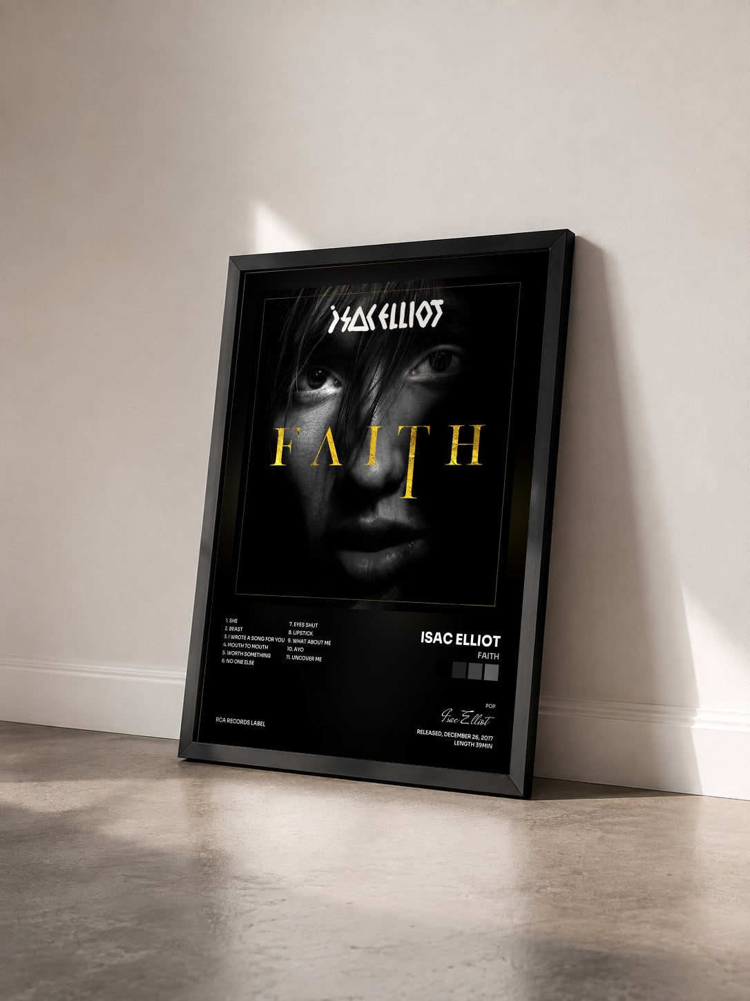 #noir Tableau de l'album FAITH de Isac Elliot vu de trois quarts, cadre noir