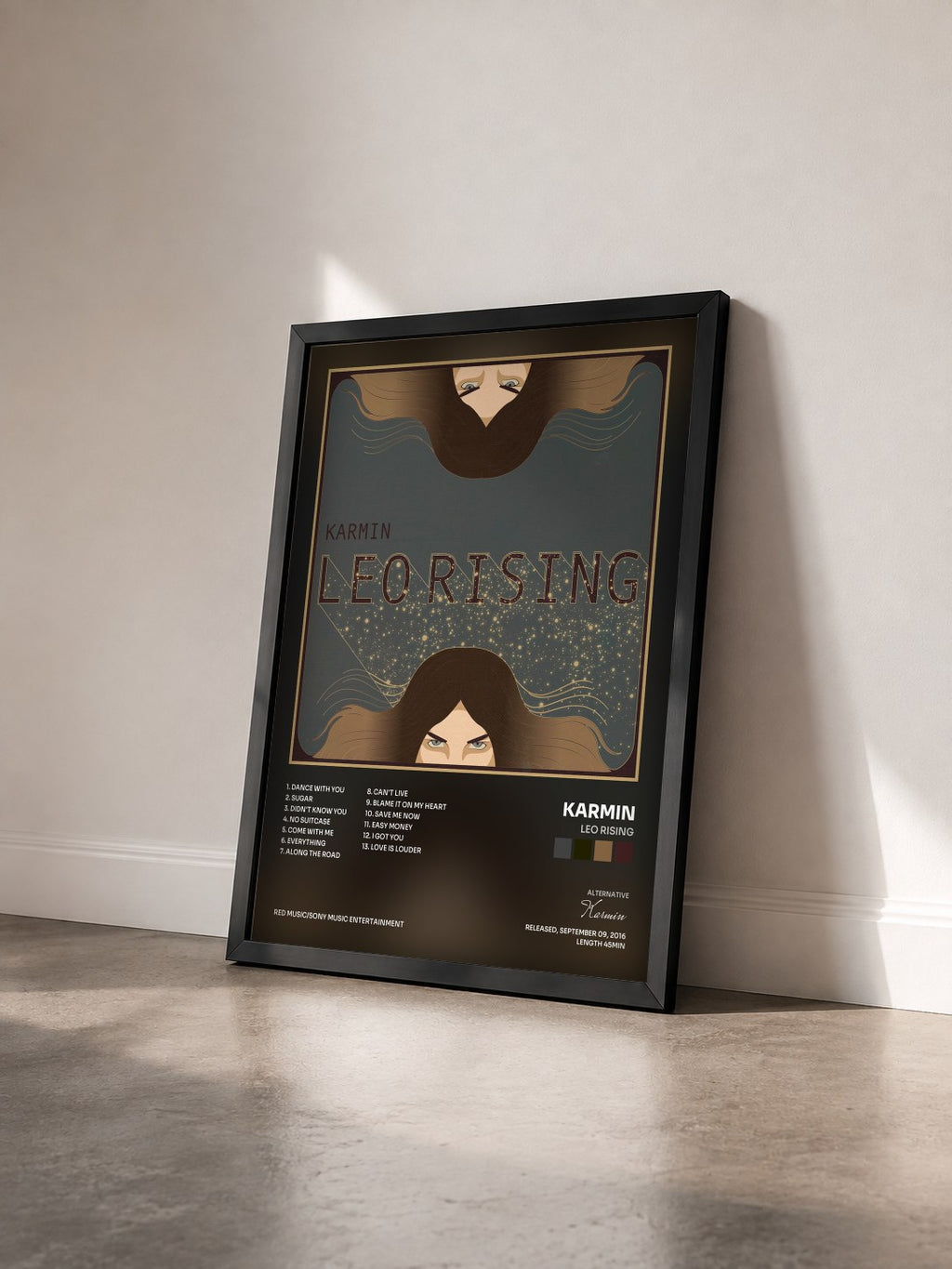 #noir Tableau de l'album Leo Rising de Karmin vu de trois quarts, cadre noir