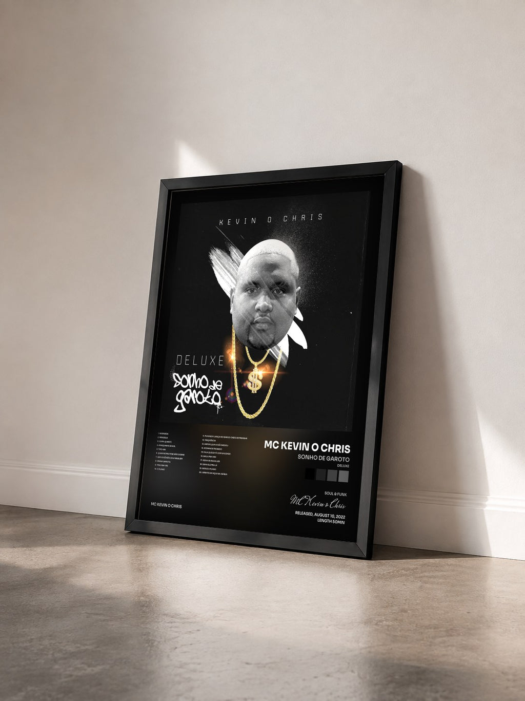 #noir Tableau de l'album Sonho de Garoto (Deluxe) de MC Kevin o Chris vu de trois quarts, cadre noir