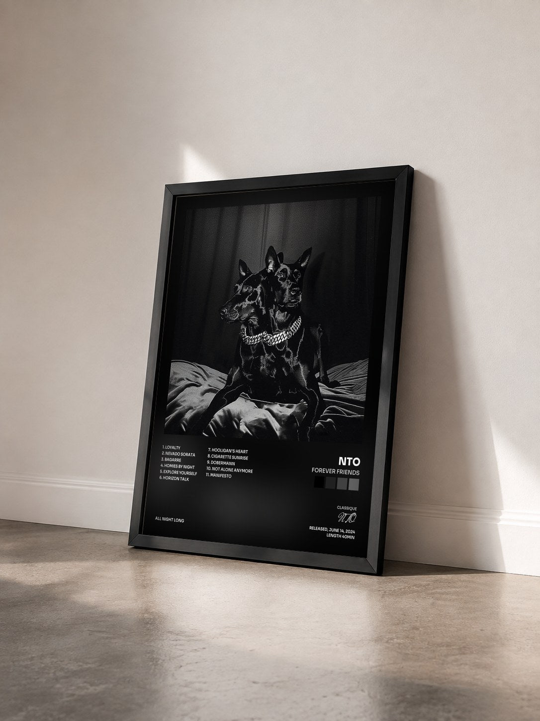 #noir Tableau de l'album FOREVER FRIENDS de NTO vu de trois quarts, cadre noir