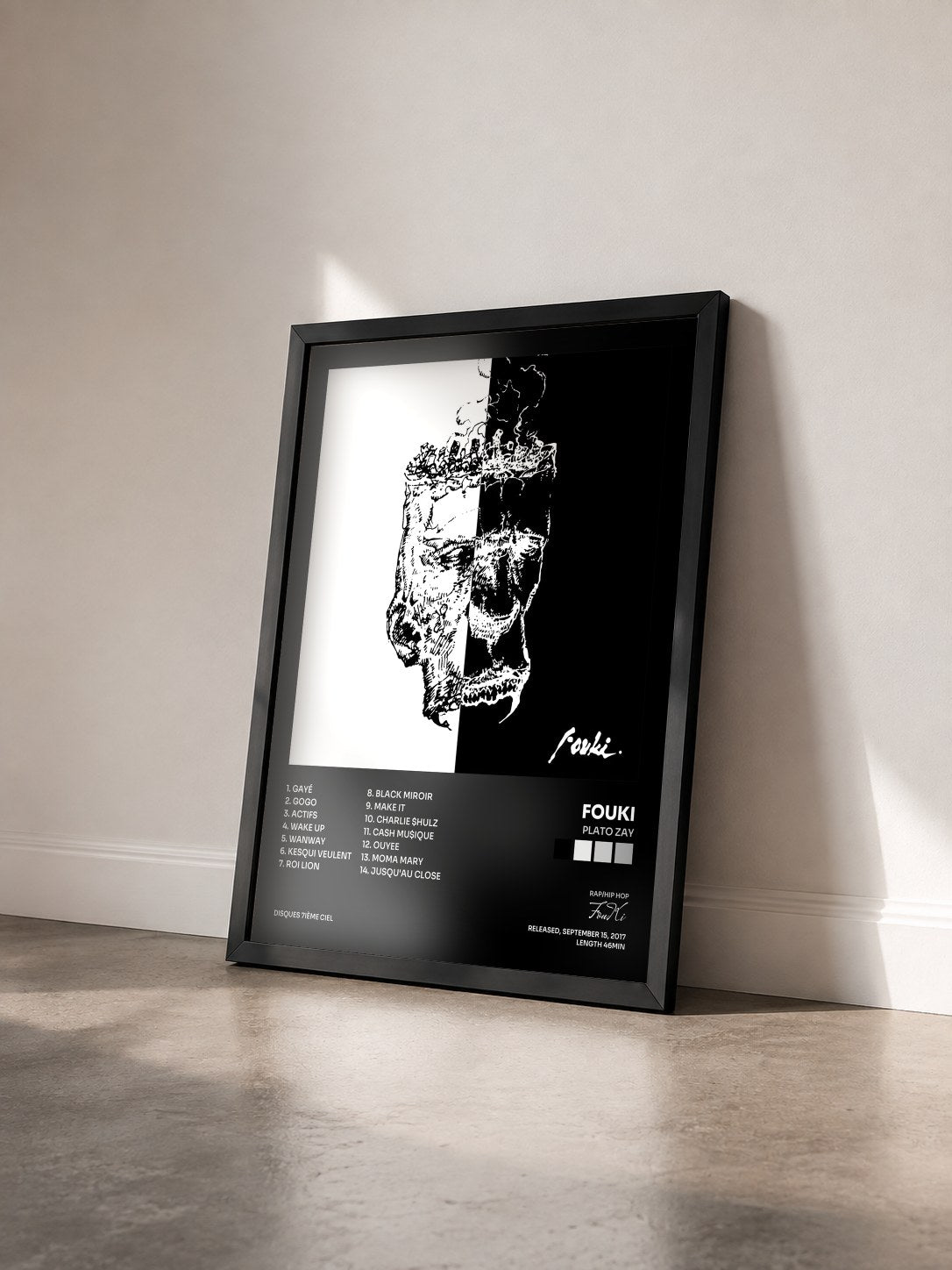 #noir Tableau de l'album Plato Zay de FouKi vu de trois quarts, cadre noir