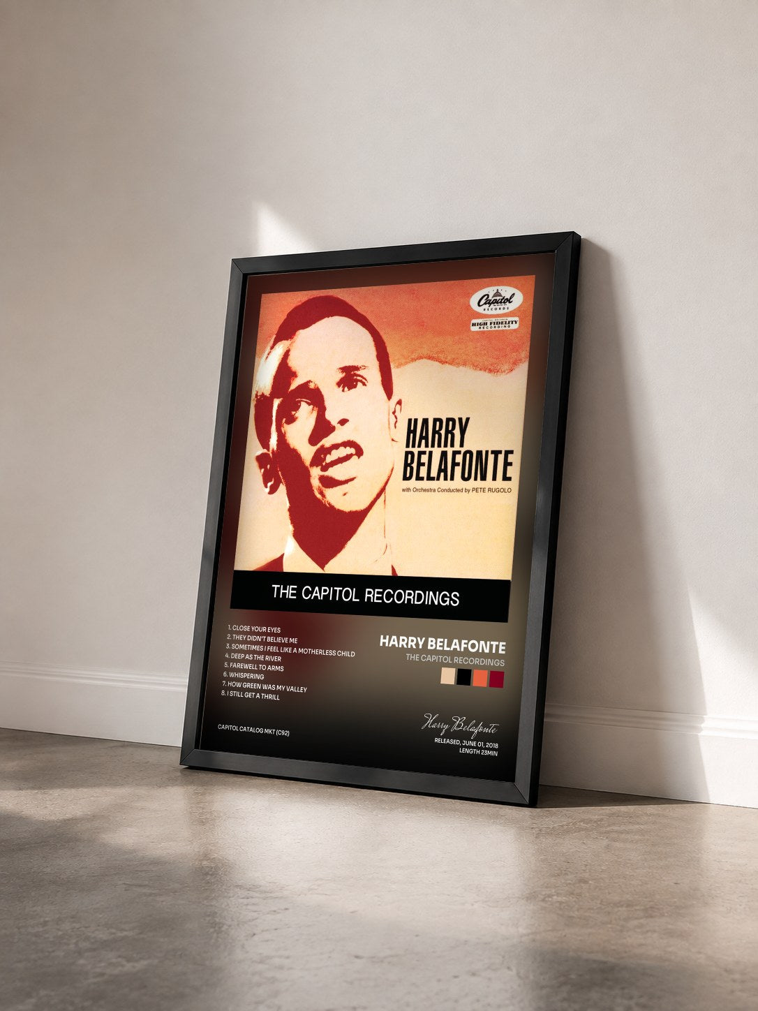 #noir Tableau de l'album The Capitol Recordings de Harry Belafonte vu de trois quarts, cadre noir