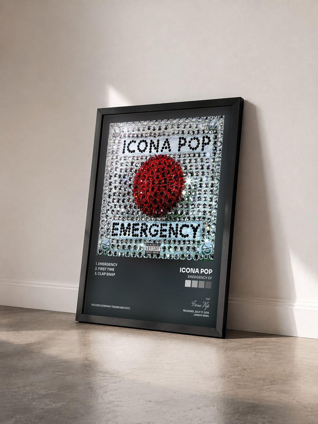 #noir Tableau de l'album Emergency EP de Icona Pop vu de trois quarts, cadre noir