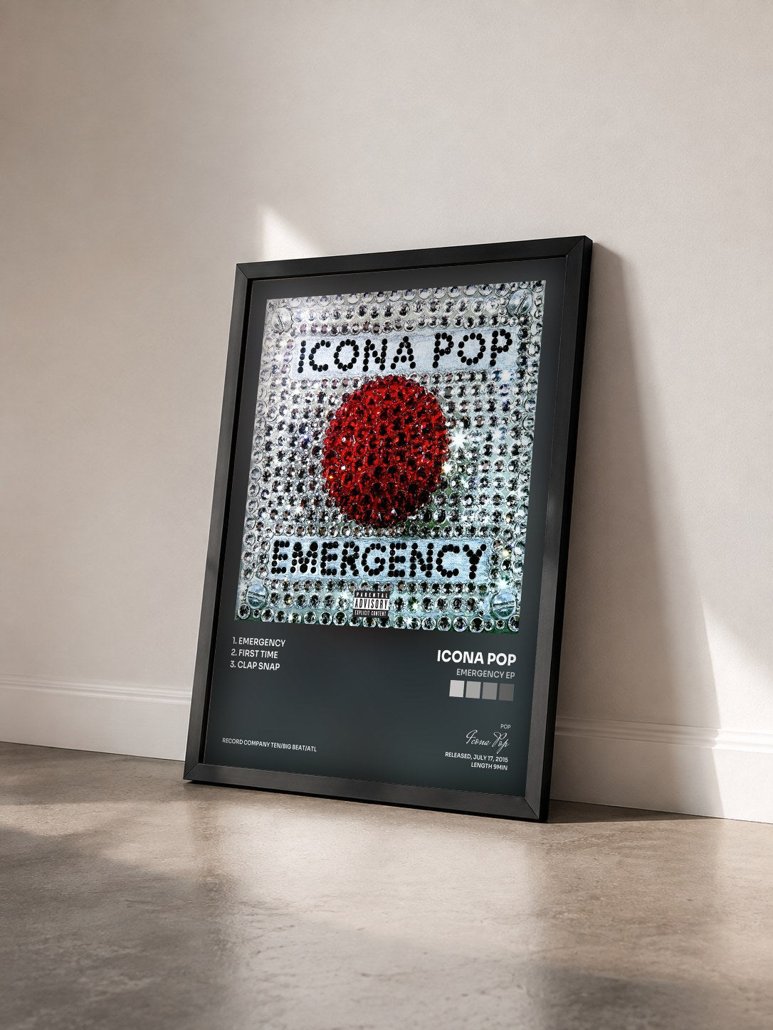 #noir Tableau de l'album Emergency EP de Icona Pop vu de trois quarts, cadre noir