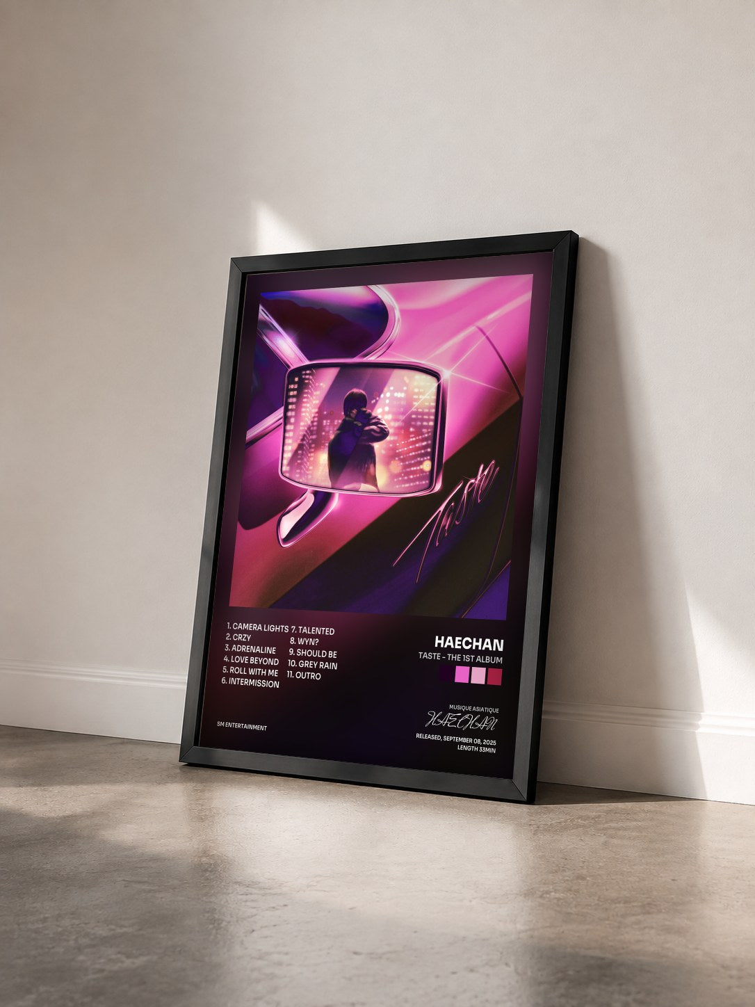 #noir Tableau de l'album TASTE - The 1st Album de HAECHAN vu de trois quarts, cadre noir