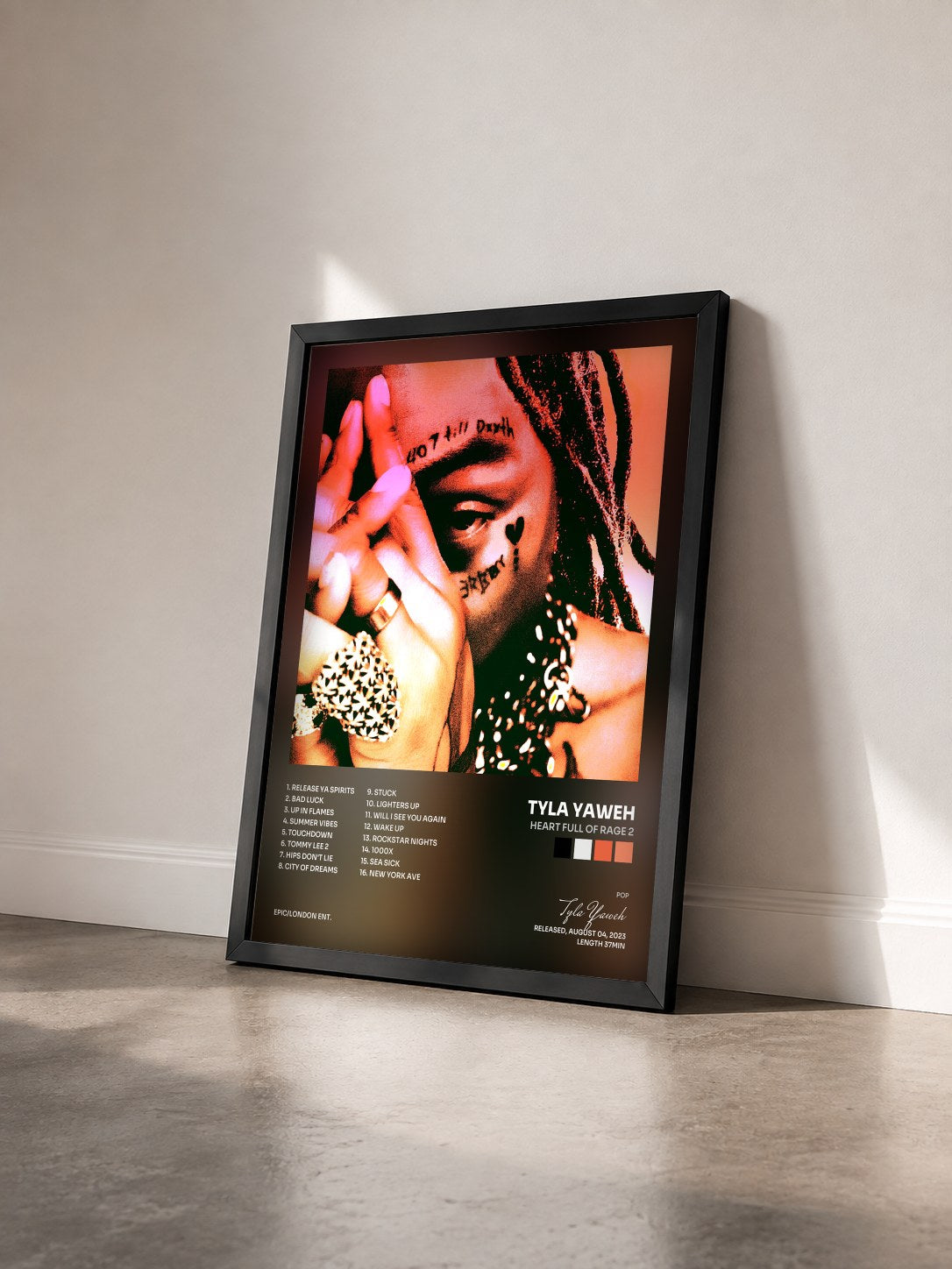 #noir Tableau de l'album Heart Full of Rage 2 de Tyla Yaweh vu de trois quarts, cadre noir