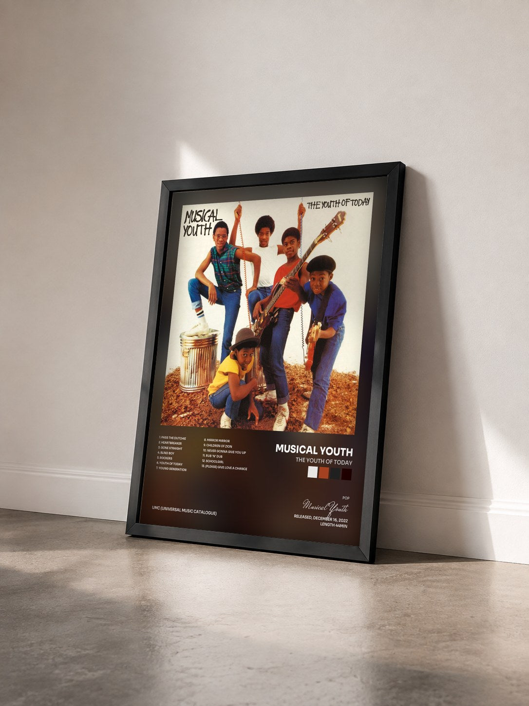 #noir Tableau de l'album The Youth Of Today de Musical Youth vu de trois quarts, cadre noir
