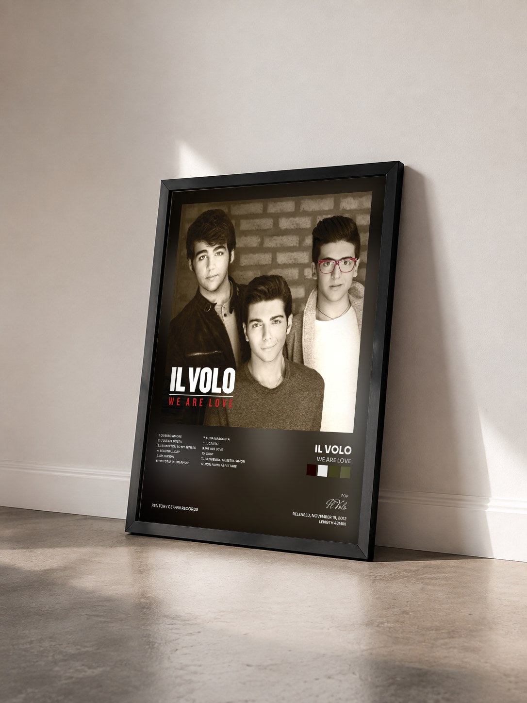 #noir Tableau de l'album We Are Love de Il Volo vu de trois quarts, cadre noir