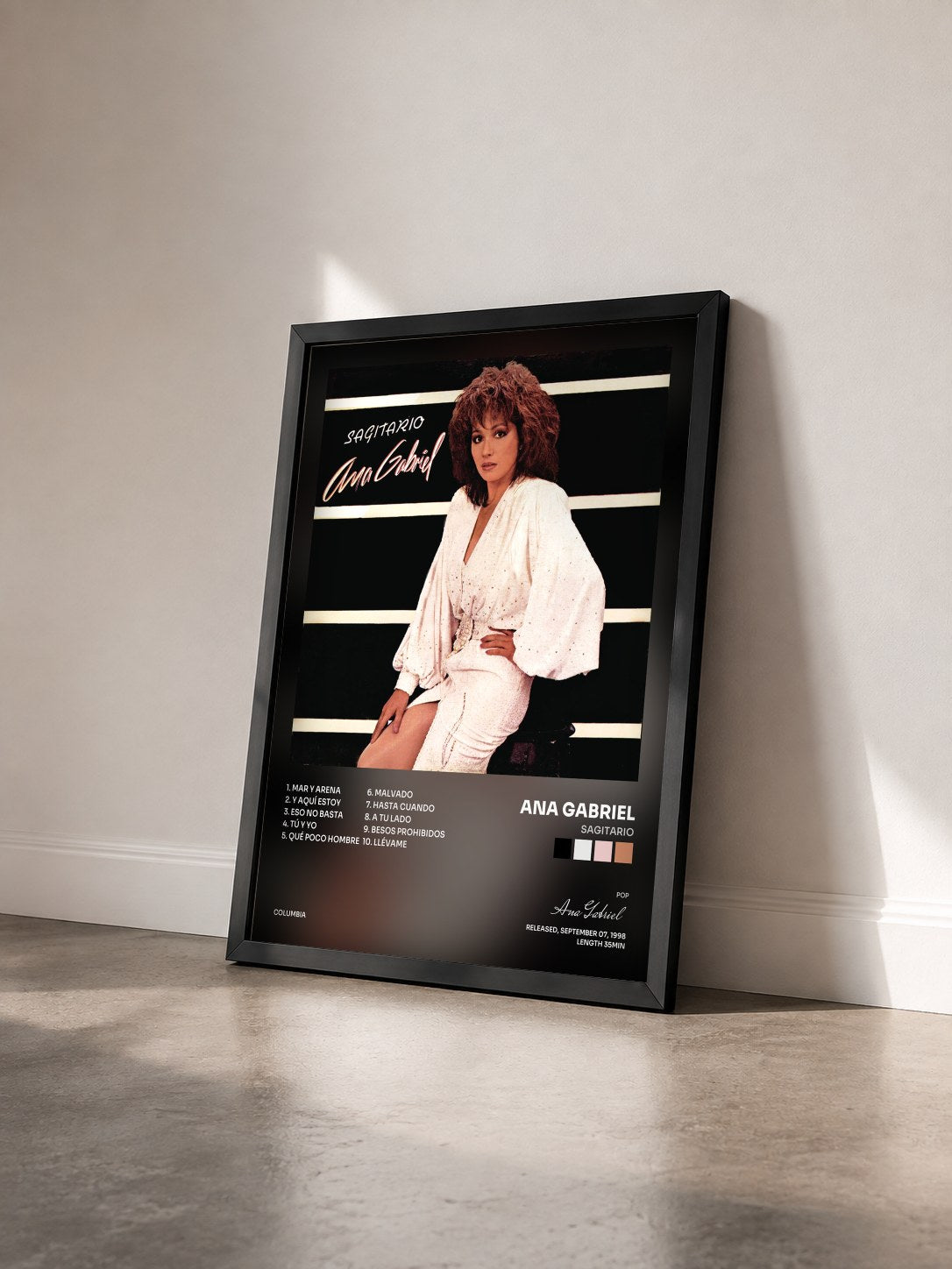 #noir Tableau de l'album Sagitario de Ana Gabriel vu de trois quarts, cadre noir