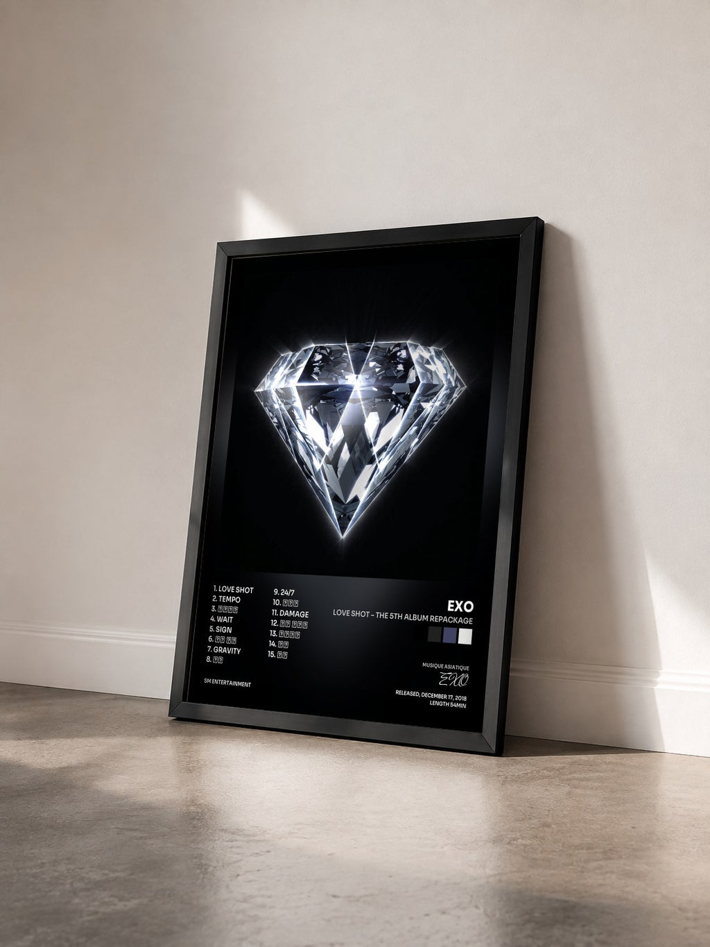 #noir LOVE SHOT – The 5th Album Repackage di EXO in stampa incorniciata vista di tre quarti, cornice nera