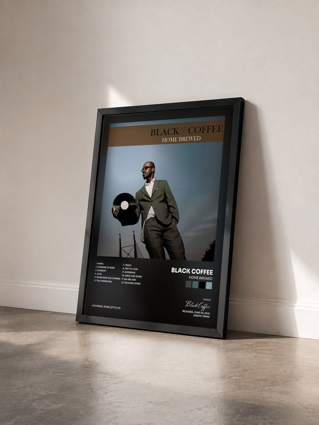 #noir Tableau de l'album Home Brewed de Black Coffee vu de trois quarts, cadre noir