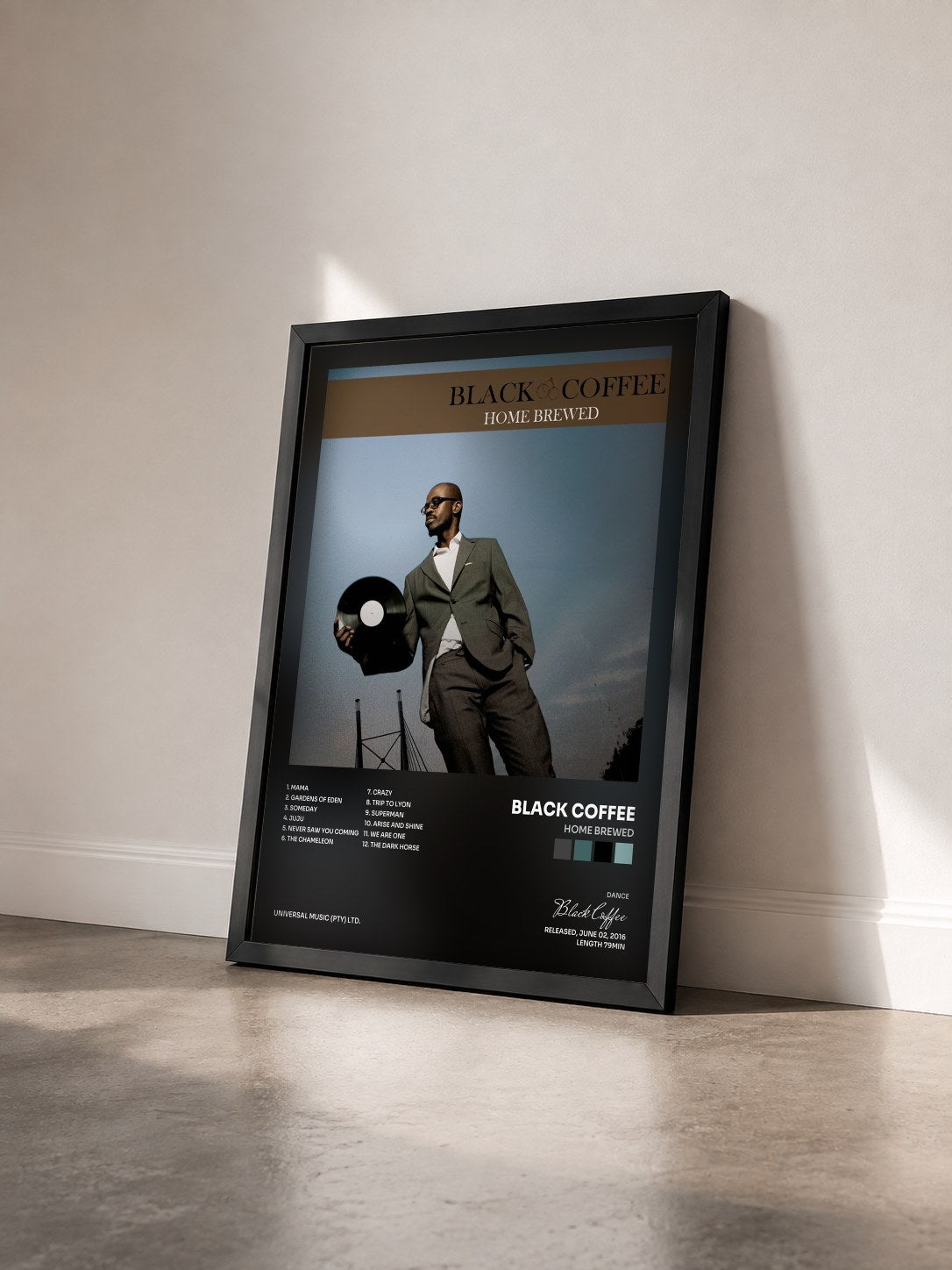 #noir Tableau de l'album Home Brewed de Black Coffee vu de trois quarts, cadre noir
