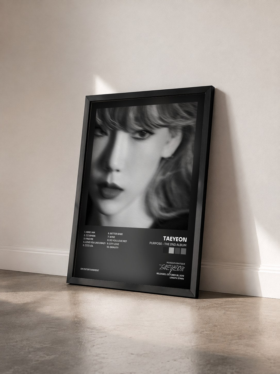 #noir Tableau de l'album Purpose - The 2nd Album de TAEYEON vu de trois quarts, cadre noir
