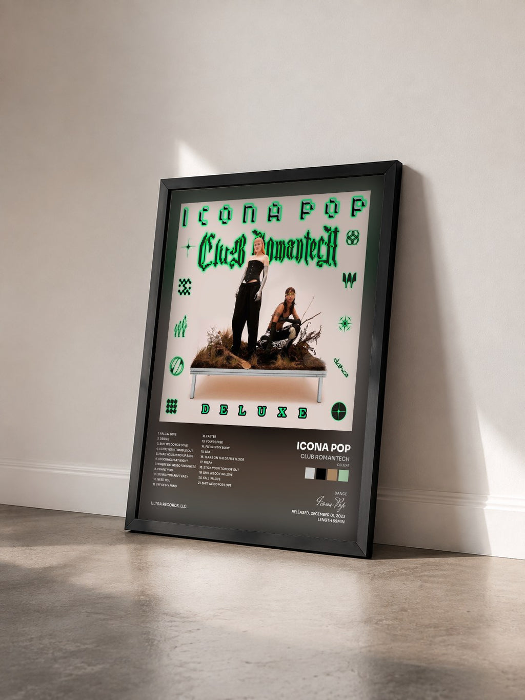 #noir Tableau de l'album Club Romantech (Deluxe) de Icona Pop vu de trois quarts, cadre noir