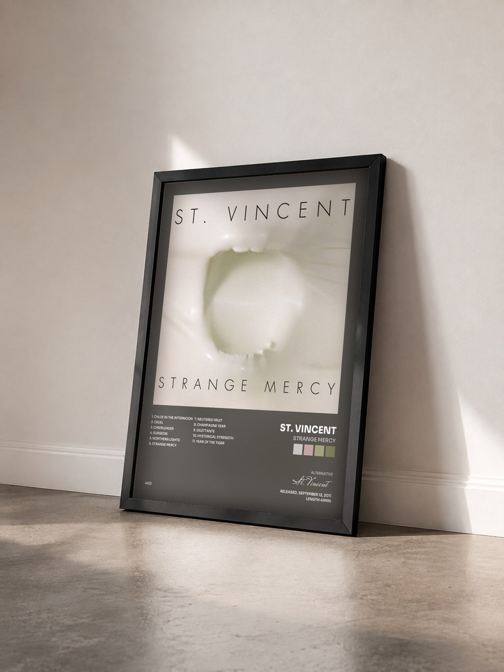 #noir Tableau de l'album Strange Mercy de St. Vincent vu de trois quarts, cadre noir