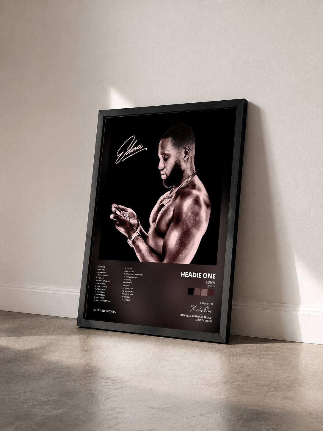 #noir Tableau de l'album EDNA (Deluxe) de Headie One vu de trois quarts, cadre noir