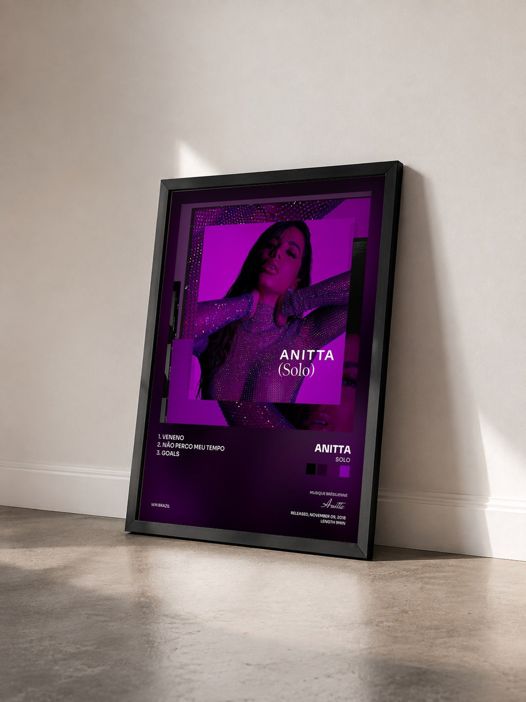 #noir Tableau de l'album Solo de Anitta vu de trois quarts, cadre noir