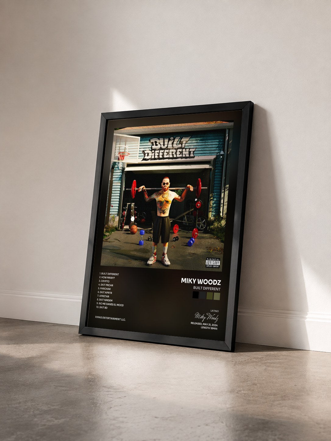 #noir Tableau de l'album BUILT DIFFERENT de Miky Woodz vu de trois quarts, cadre noir