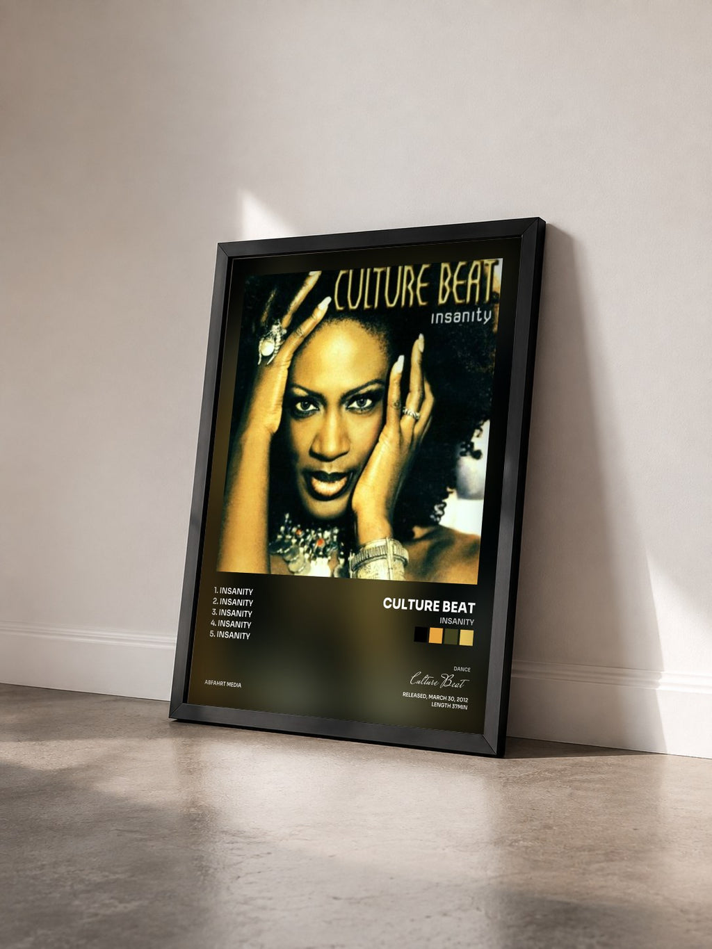 #noir Tableau de l'album Insanity de Culture Beat vu de trois quarts, cadre noir